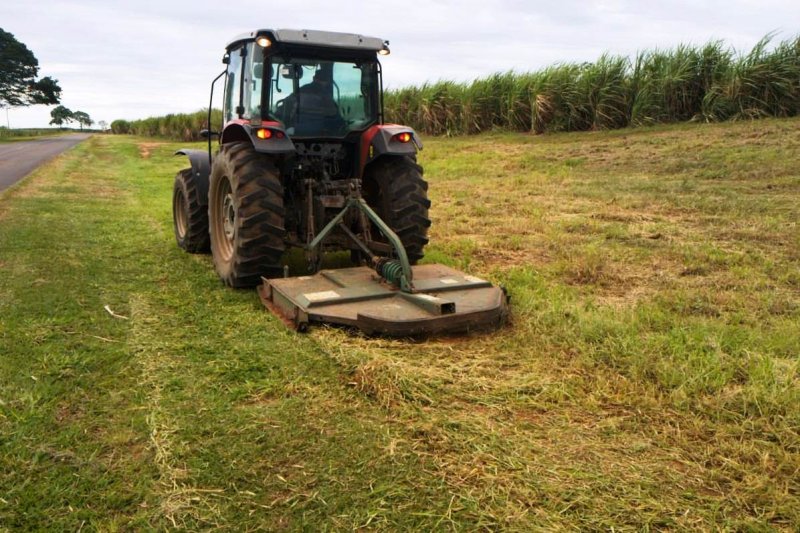 Agricultura executa roçagem nas vicinais Francisco Salla e Cleto Galli