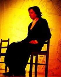 9º Festival de Teatro: Espetáculo de hoje retrata a vida do escritor Oscar Wilde