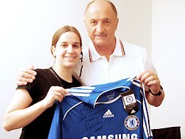 Camisa do Chelsea autografada por Felipão será leiloada domingo