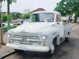 Raridade: Camioneta da década de 1960 atrai atenção das pessoas