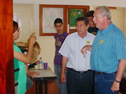 Candidatos trocam farpas durante encontro