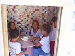 Eletricista constrói casa de brinquedo com material reciclável