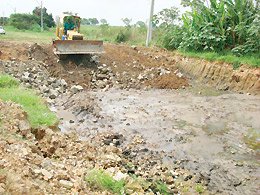 Secretaria de Obras prepara solo para pavimentação no Santa Leonor