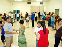 Voluntários ensinam a arte da dança para a comunidade
