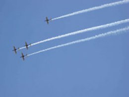 Aviões da Esquadrilha da Fumaça desenham no céu de Penápolis