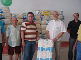 Lar Vicentino recebe fraldas geriátricas do Sincomércio