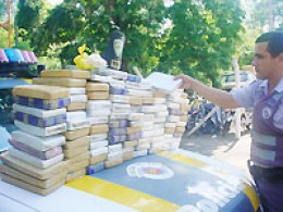 Carro com 105 tabletes de maconha é apreendido