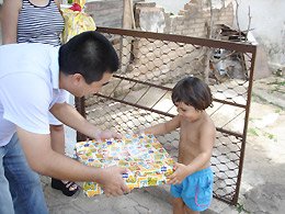 Voluntários presenteiam crianças e adultos no Natal