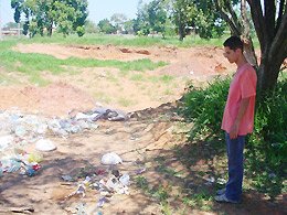 Munícipes reclamam de lixo jogado em buraco no Del Rey