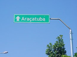 Placa indica equivocadamente o destino para Araçatuba