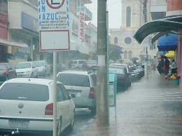 Guarda-Chuva: Tempo chuvoso deverá permanecer até sexta-feira