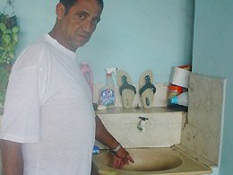 Munícipe encontra escorpiões em residência