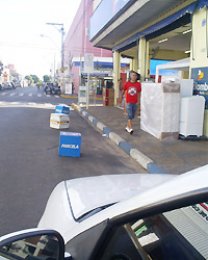 Mercadorias congestionam calçadas