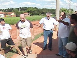 Câmara: Hugo Tadeu lidera movimento para asfalto no Florença