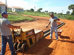 Obras executa pavimentação no São Francisco e Rosa Alberton