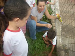 Crianças do Ceim Dirceu Bertolli plantam árvores e flores na unidade