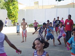 Escola da Família comemora Páscoa com caça ao coelho