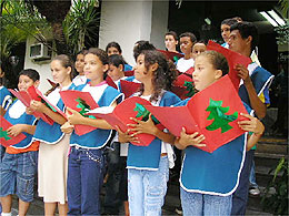 Cantando em espanhol, corais encerram apresentações