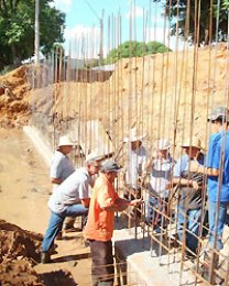 Ponte no Maria Chica: Equipe prepara ferragem das paredes de concreto