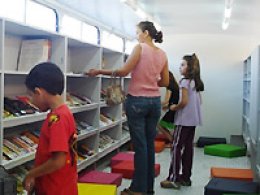 Educação: Livrônibus começa a percorrer as Estações de Leituras