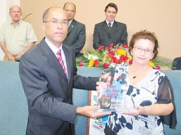 Homenagem: Marina Aparecida Galli recebe título de Mãe do Ano