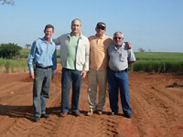 Secretarias de Agricultura e Obras recuperam estrada municipal