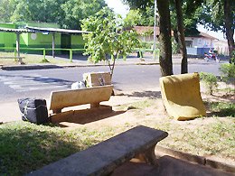 Moradores de rua fazem moradia em praça pública