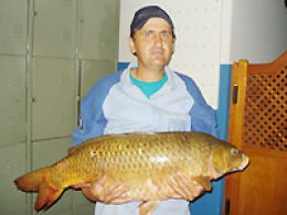 Carpa de 13 quilos é fisgada no Lago Azul