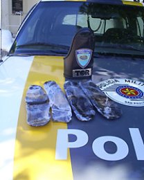 Entregador é preso com haxixe dentro da cueca e tênis