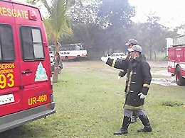 Bombeiros realizam simulado de acidente aéreo