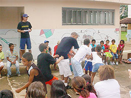 Adolescentes voluntários fazem festa na Vila da Infância