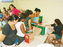 Fundo Social entrega cobertores e tênis às famílias carentes
