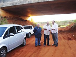 Prefeito vistoria passagem do Saltinho do Galinari