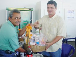 Auto Posto Marin: Ganhadores de promoção recebem kit churrasco
