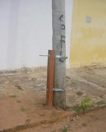 Preocupação: Moradores reclamam de poste preste a cair