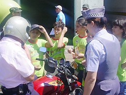 Estudantes participam de blitz com a PM