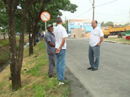 Prefeito João Luis inspeciona recape da marginal Maria Chica