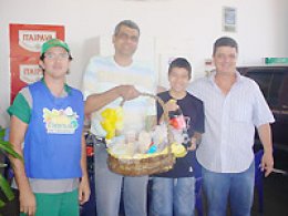 Auto Posto Marin: Dois kits churrasco são entregues a ganhadores
