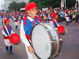 Desfile reúne grande multidão na Avenida