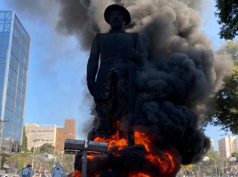 Manifestantes colocam fogo na estátua de Borba Gato, em São Paulo