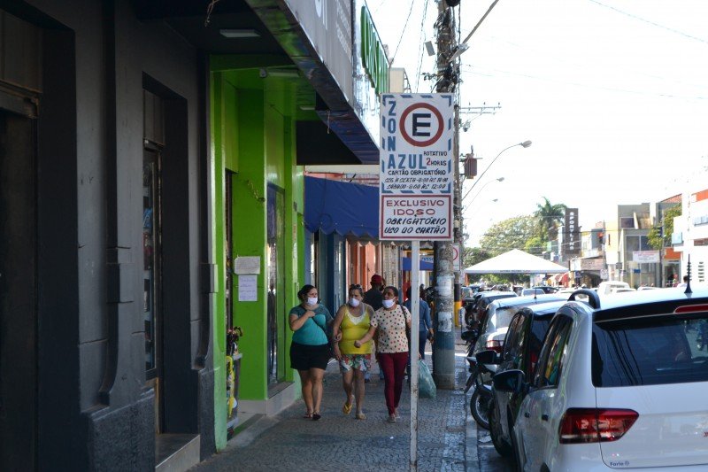 Estado de SP acaba com toque de restrição e aumenta ocupação do comércio para 80%