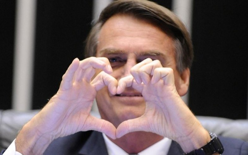 Auxiliares defendem que Bolsonaro 