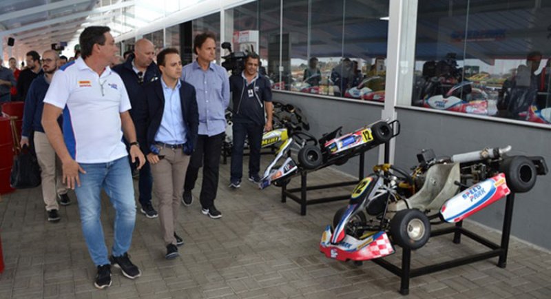 Felipe Massa visita kartódromo de Birigui