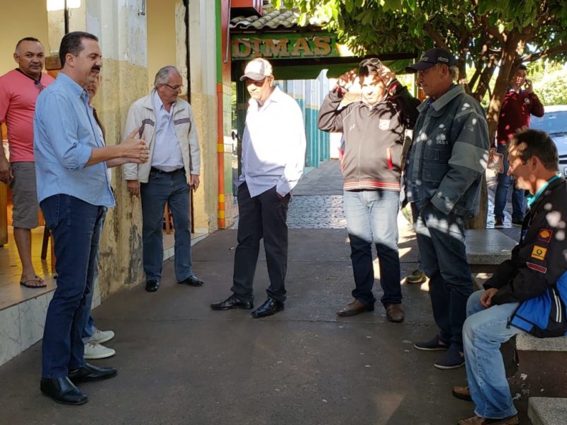 Deputado Itamar Borges faz passeata pelo comércio de Guaraçaí