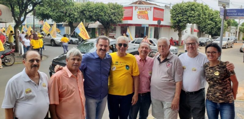 Em campanha eleitoral, Itamar Borges caminha pelas ruas de Guararapes