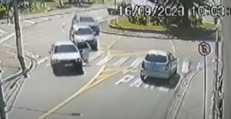 Criança cai de carro em movimento, em via de alto fluxo de veículos no interior de SP