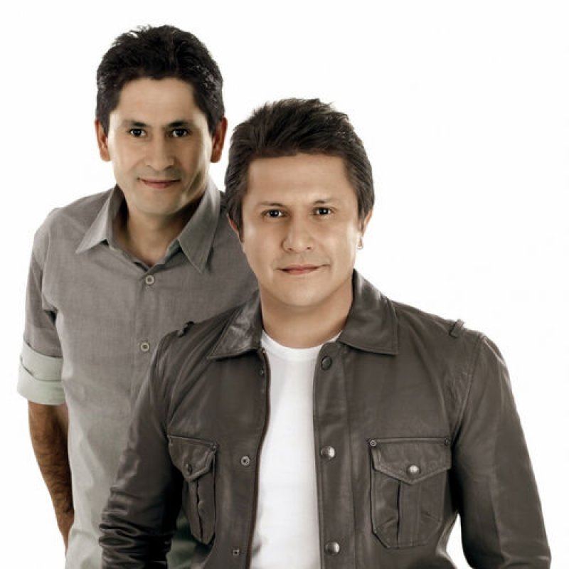 Dupla Gian e Giovani faz show gratuito em Festa do Peão da região