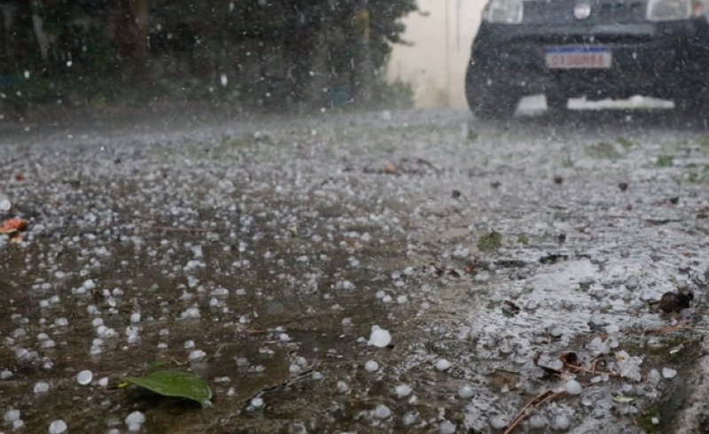 São Paulo tem chuva forte e granizo após dias de calor intenso na cidade
