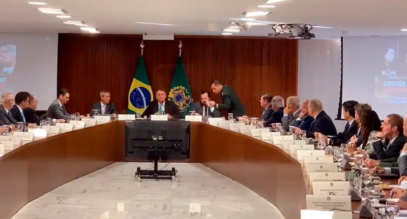 Em vídeo, Bolsonaro orienta ministros a questionar urnas e Judiciário
