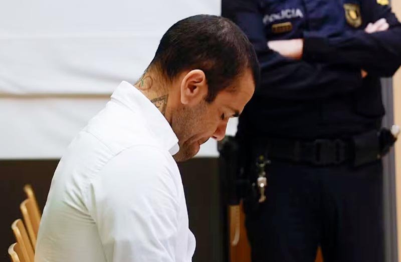 Caso Daniel Alves: jogador é condenado a 4 anos e meio de prisão